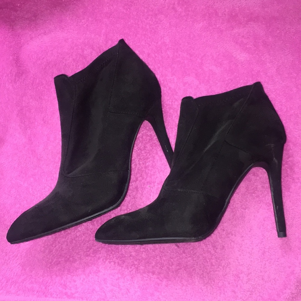 Black heel cut ankle boot!